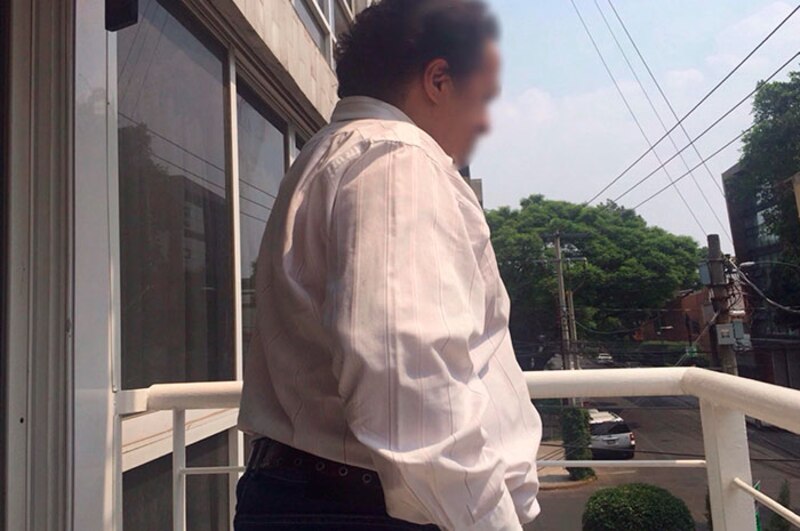 Un hombre en el balcón