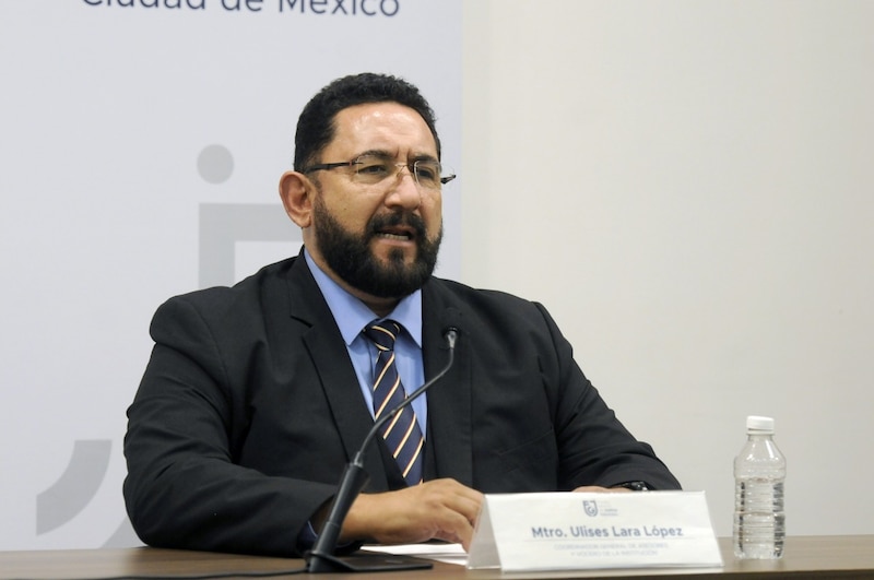 El maestro Ulises Lara López, vocero de la Fiscalía General de Justicia de la Ciudad de México, da una conferencia de prensa.
