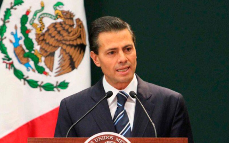 El presidente Enrique Peña Nieto da un discurso.