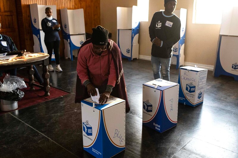 Mujer sudafricana deposita su voto en las elecciones generales de 2019