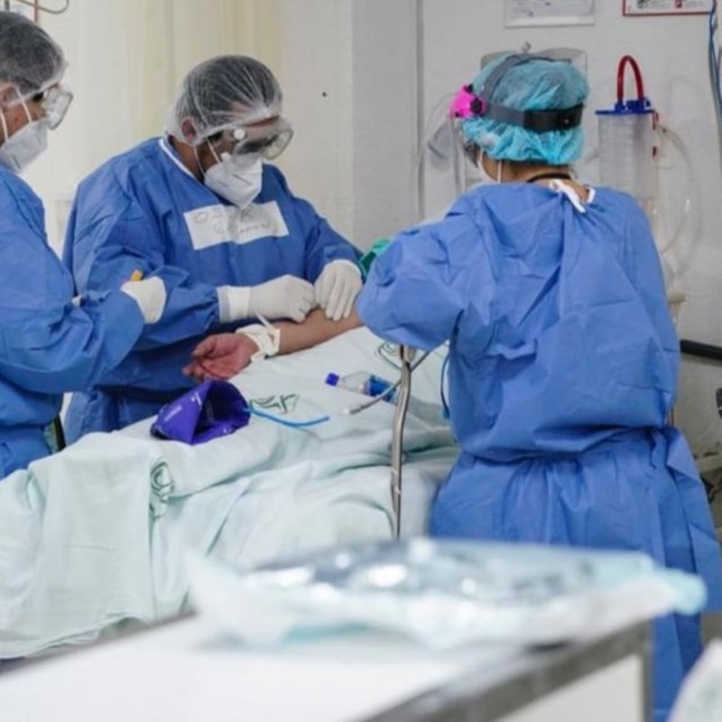 UCI: médicos luchando por salvar la vida de un paciente con COVID-19