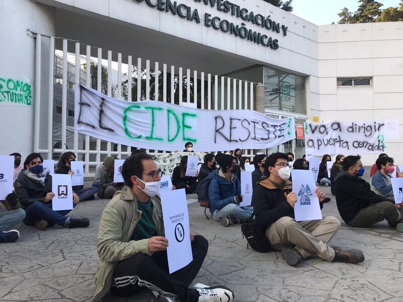 Estudiantes del CIDE protestan contra el cierre de su escuela