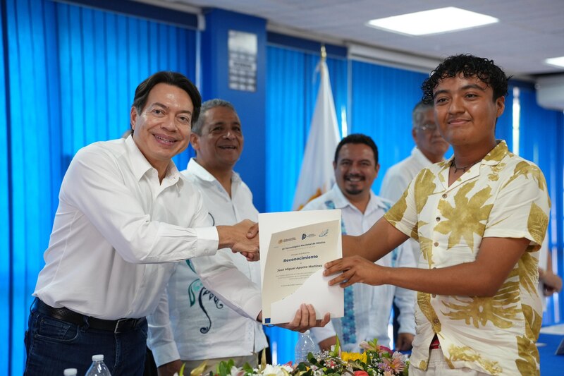 Entrega de reconocimiento al mejor promedio de la carrera de Lic. Administración