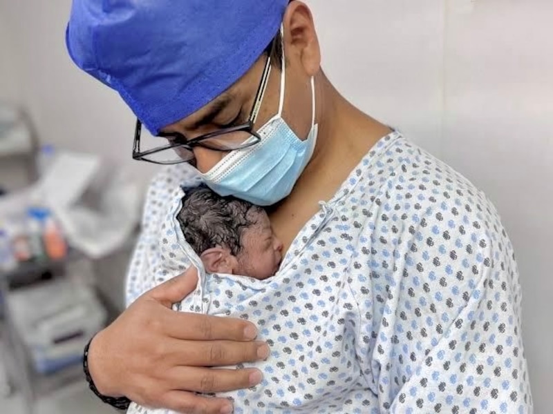 El IMSS Edomex Oriente, promueve el programa "Papa canguro", que fomenta el desarrollo cognitivo, emocional y físico del recién nacido y refuerza el vínculo padre e hijo o hija