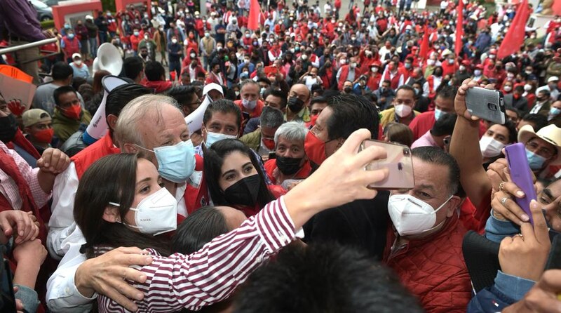 Multitud de personas con mascarillas en un mitin político