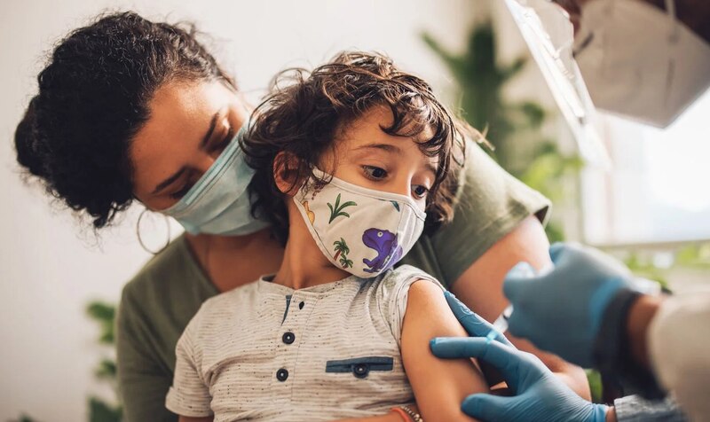 Niño recibe la vacuna contra el COVID-19