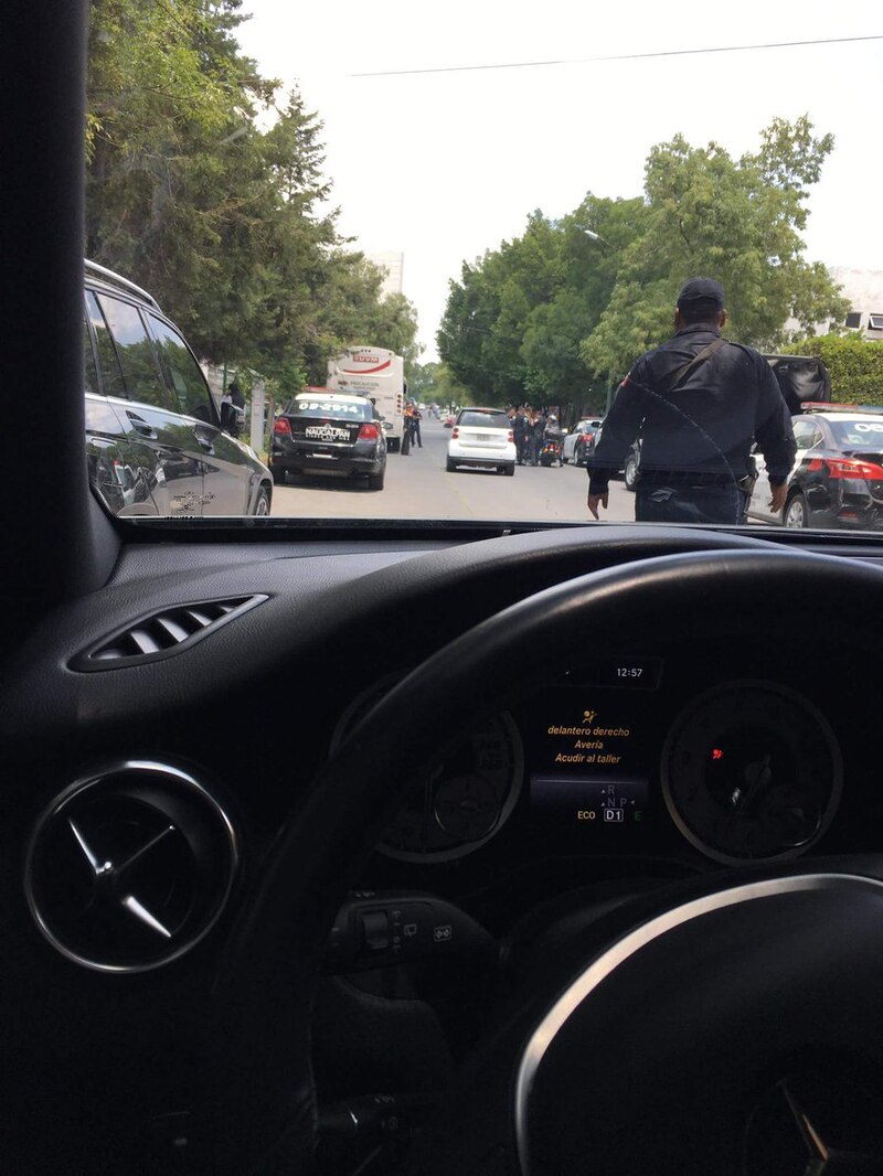 Policía detiene el tráfico en una calle de la ciudad