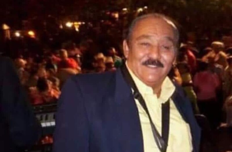 El cantante mexicano Vicente Fernández se presenta en un concierto.
