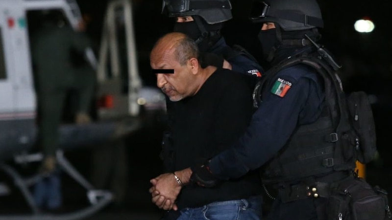 Detienen a presunto narcotraficante en el AICM