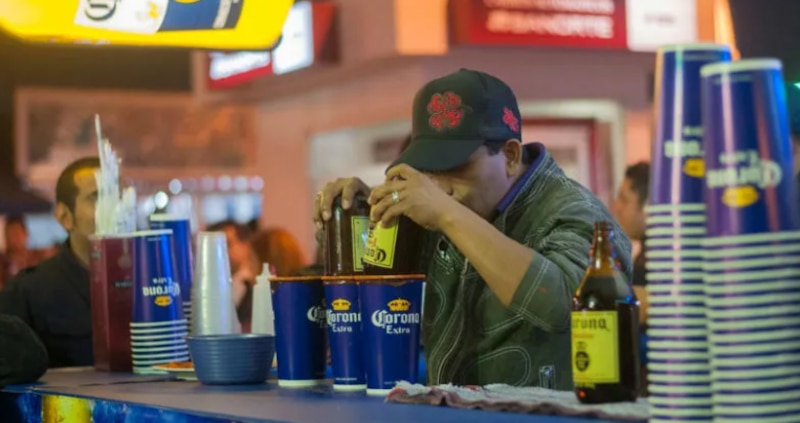 Hombre bebiendo cerveza en un bar