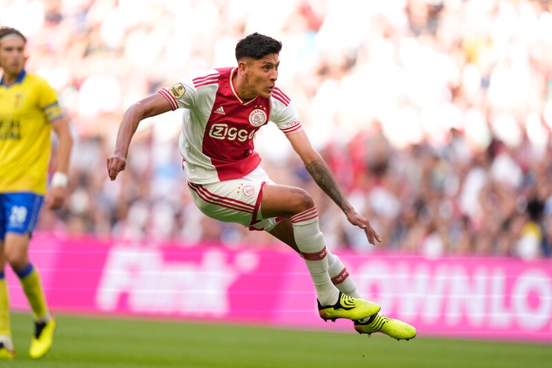 El jugador mexicano Edson Álvarez en acción durante el partido de la Liga de Campeones de la UEFA entre el Ajax y el Liverpool.