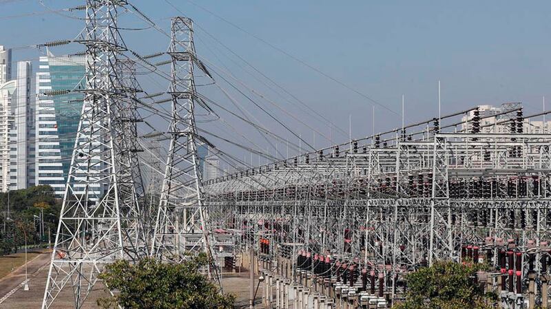 Líneas eléctricas y torres de alta tensión en una ciudad