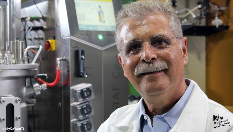 El Dr. Mario Molina, Premio Nobel de Química, en su laboratorio.