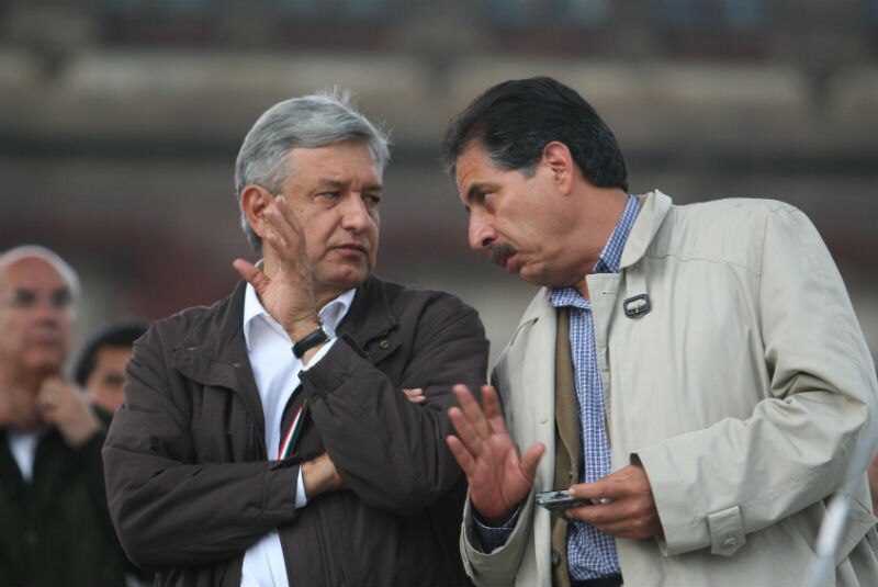 El presidente electo Andrés Manuel López Obrador (izquierda) conversa con el presidente Enrique Peña Nieto (derecha) durante la ceremonia de toma de posesión en la Ciudad de México.