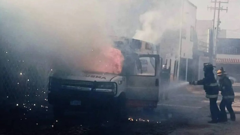 Bomberos apagan incendio en ambulancia