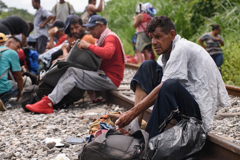 Migrantes venezolanos esperan en la frontera de Colombia