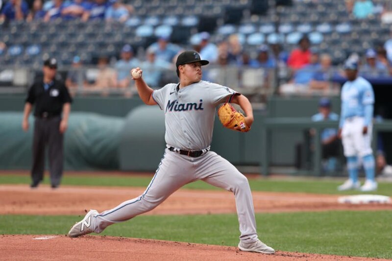 El lanzador de los Marlins de Miami, Sandy Alcántara, lanza la bola durante el partido contra los Reales de Kansas City en el Kauffman Stadium el 10 de agosto de 2022.