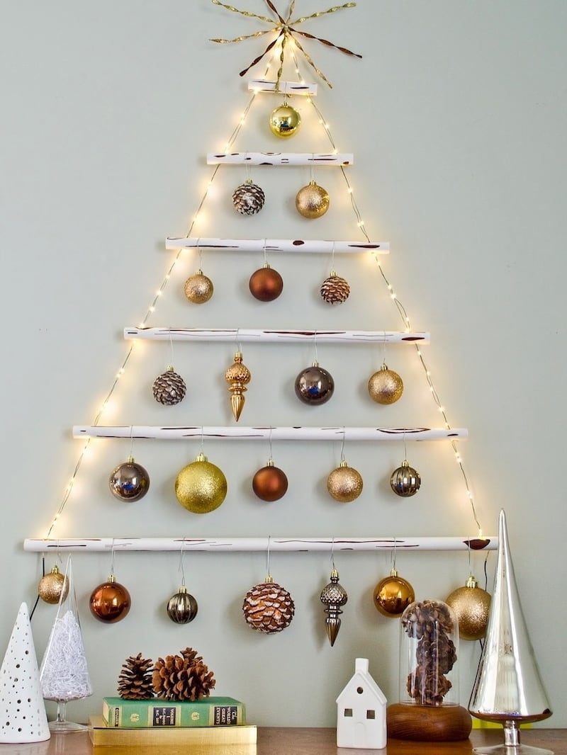 Árbol de navidad colgado en la pared