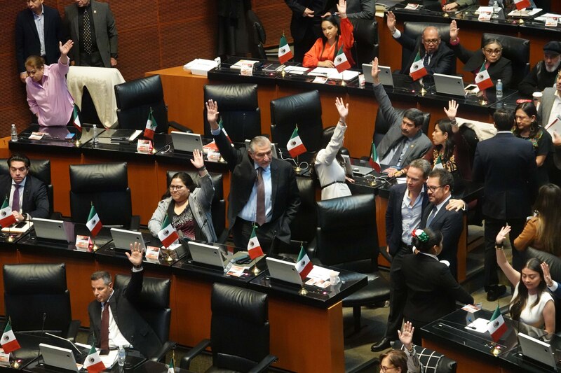 Diputados mexicanos votan a favor de la reforma energética