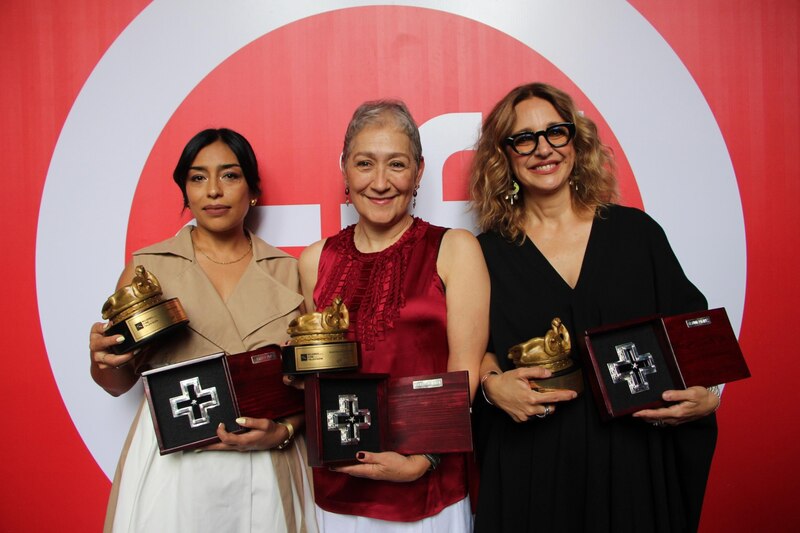 Mujeres cineastas reciben premios en un festival de cine