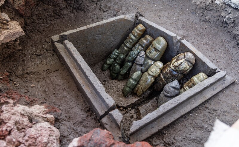 Descubren figuras de piedra prehispánicas en el centro de México