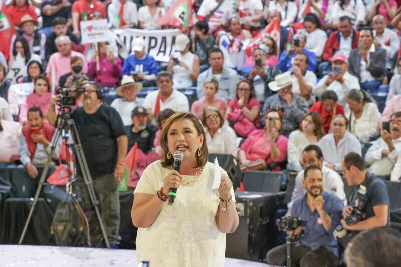 La presidenta electa de Honduras, Xiomara Castro, pronuncia un discurso ante una multitud de simpatizantes.