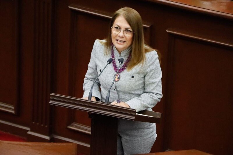 La presidenta de la Cámara de Representantes, Nancy Pelosi, pronuncia un discurso ante el pleno de la Cámara.