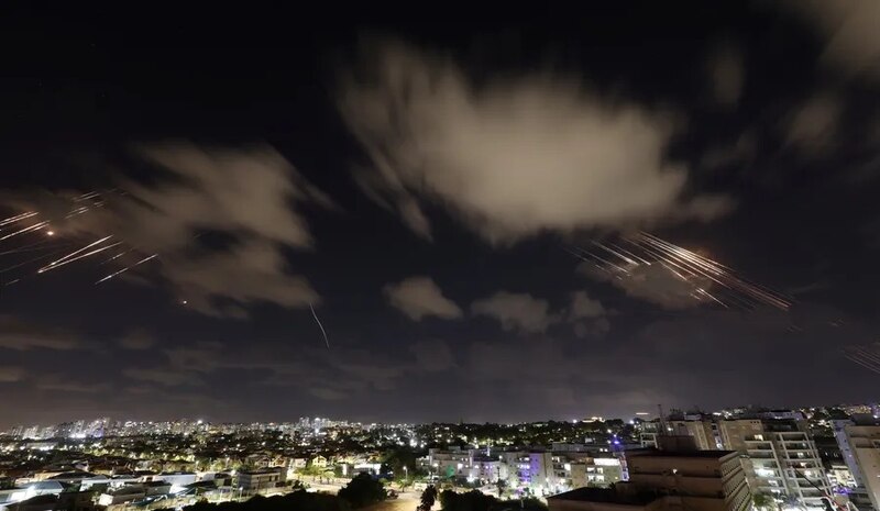 Ataque aéreo nocturno en una ciudad