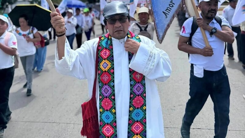 Padre Marcelo Pérez caminando en una movilización en Chiapas