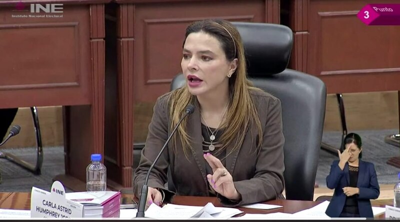 La presidenta del INE, Carla Humphrey, habla en una conferencia de prensa.