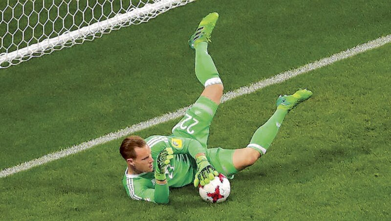 Neuer detiene el balón con una gran estirada