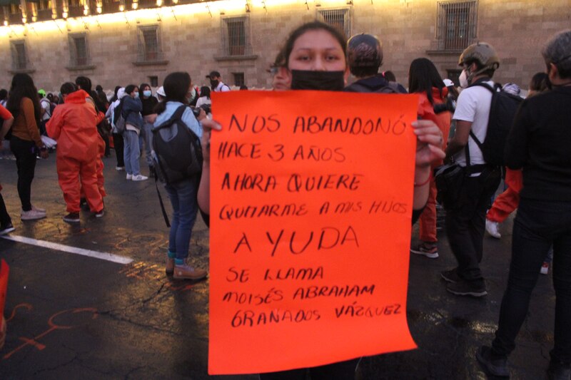 Protesta contra el abandono de un padre
