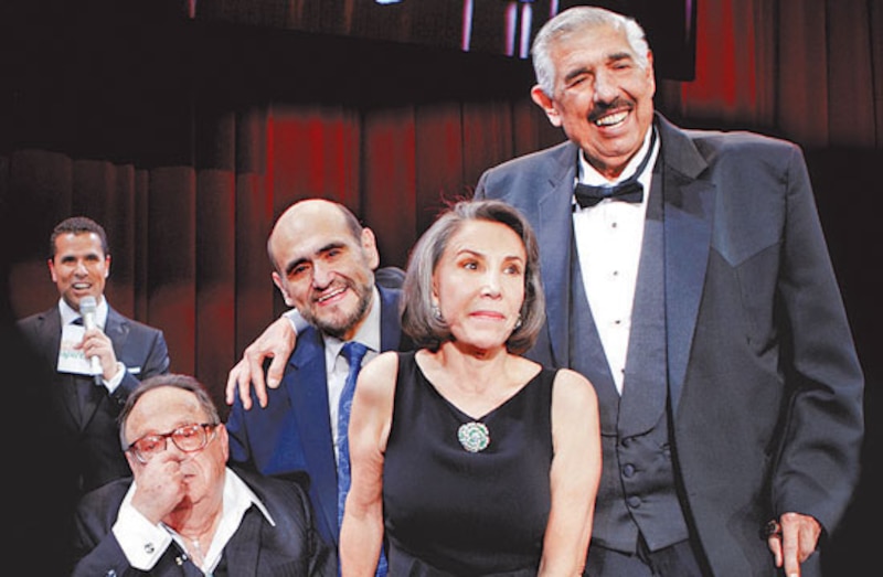 Chespirito y su elenco en la alfombra roja
