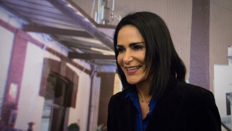 La política venezolana María Corina Machado sonríe durante una entrevista.