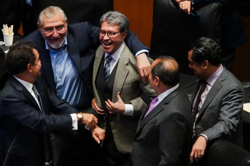 Adán Augusto López, coordinador en el Senado; Ignacio Mier, senador; Ricardo Monreal, coordinador en la Cámara de Diputados, el diputado Leonel Godoy (todos de la bancada de Morena) y el presidente de la Cámara de Diputados, Sergio Gutiérrez Luna, conversan durante la sesión de la Comisión Permanente en la Cámara de Senadores.