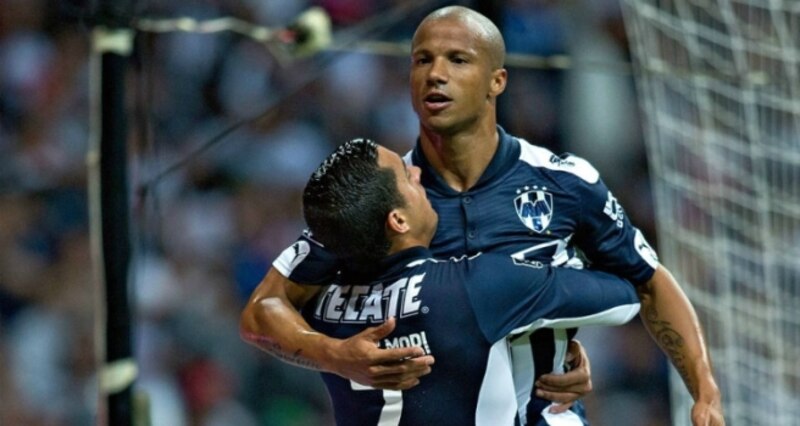 Jugadores de fútbol celebrando un gol