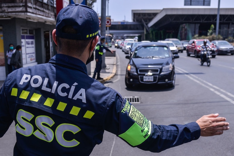 A partir del 4 de abril la policía de tránsito de la Secretaría de Seguridad Ciudadana (SSC) renovó su uniforme, el cual incluye el brazalete verde fosforescente un código QR que permitirá identificar al elemento y la leyenda "Autorizado para infraccionar".