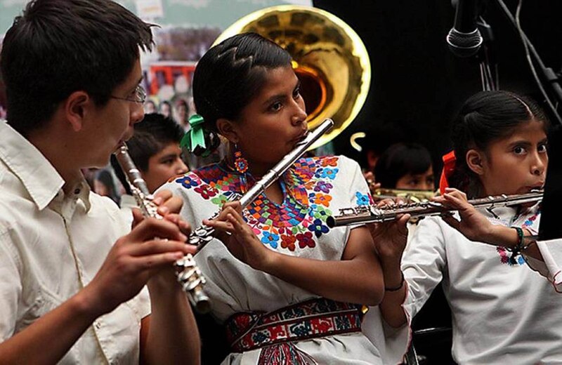 Niños tocando música en una banda