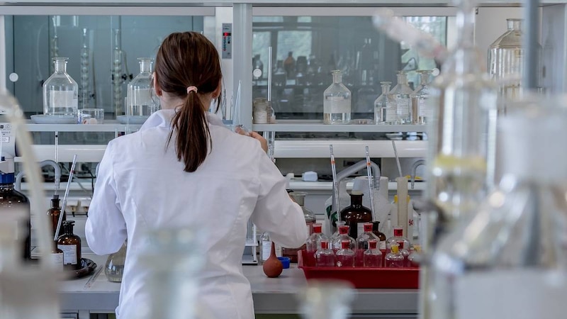 Científica trabajando en un laboratorio