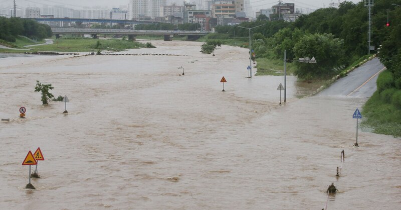 Inundación en una calle de la ciudad