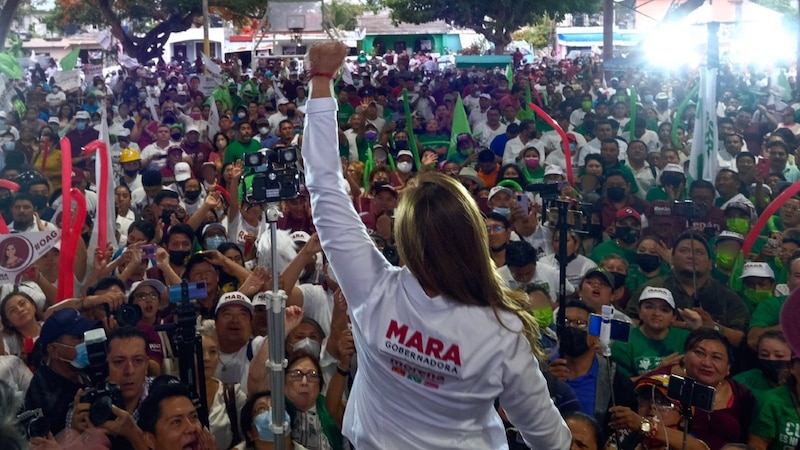 La candidata Mara Lezama da un discurso ante una multitud de simpatizantes en Cancún, Quintana Roo.