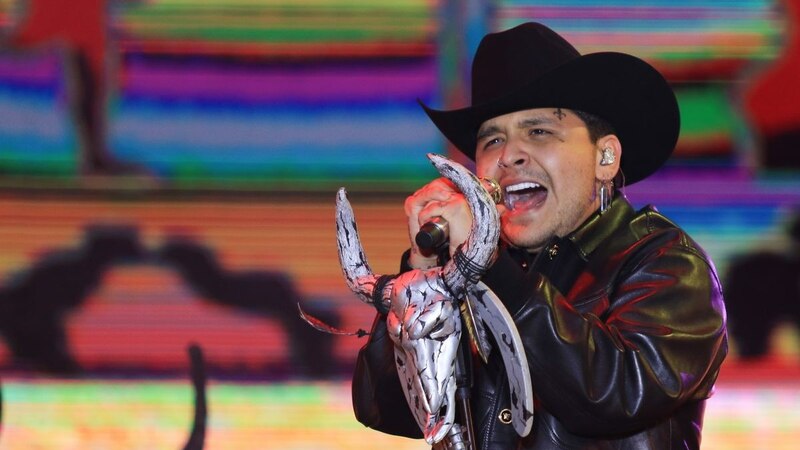 Christian Nodal cantando en concierto