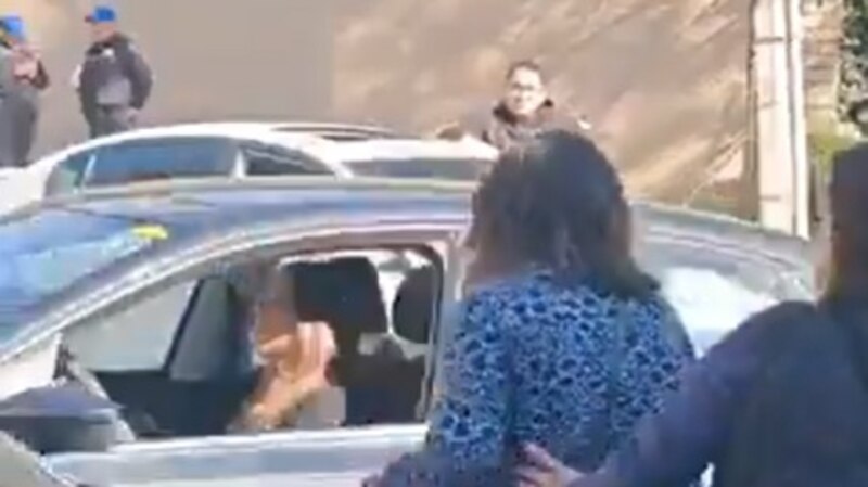 Mujer policía detiene a una conductora por conducir en estado de ebriedad