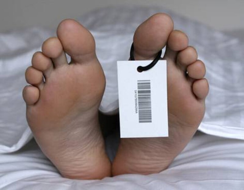 Pies de una persona fallecida con etiqueta en el dedo gordo