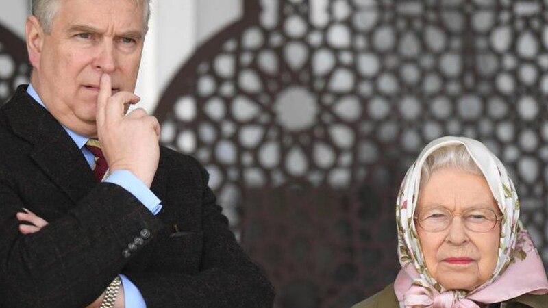 La reina Isabel II y el príncipe Carlos asisten a un evento en Londres