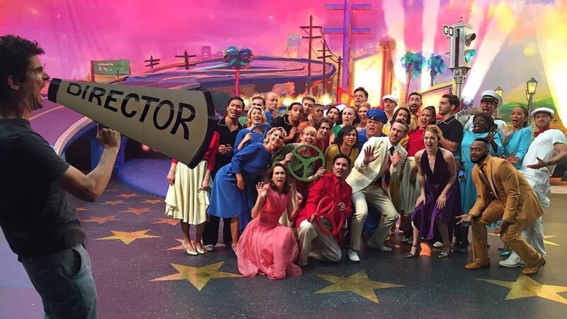 ¡Luces, cámara, acción! El director y el elenco de la nueva película musical "La La Land" posan para una foto en el set de rodaje.