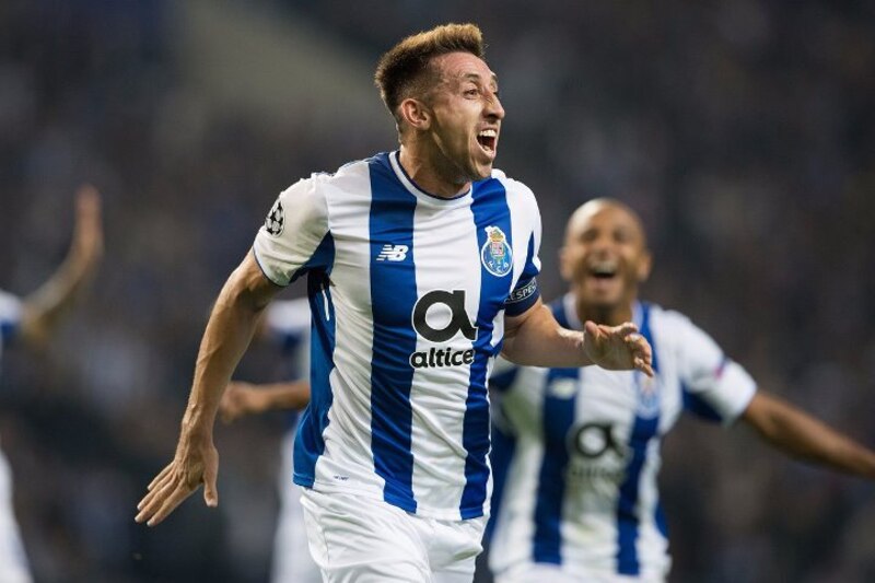 El jugador de fútbol celebra un gol