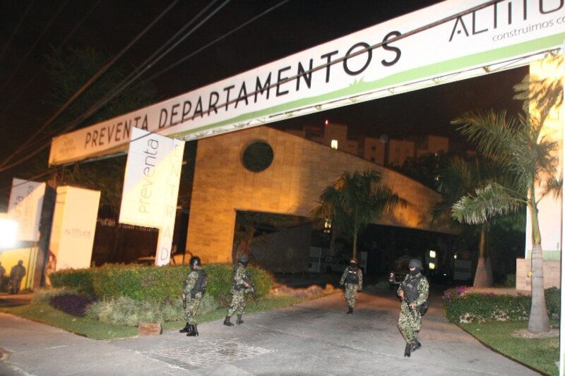 Asalto a mano armada en un edificio de apartamentos