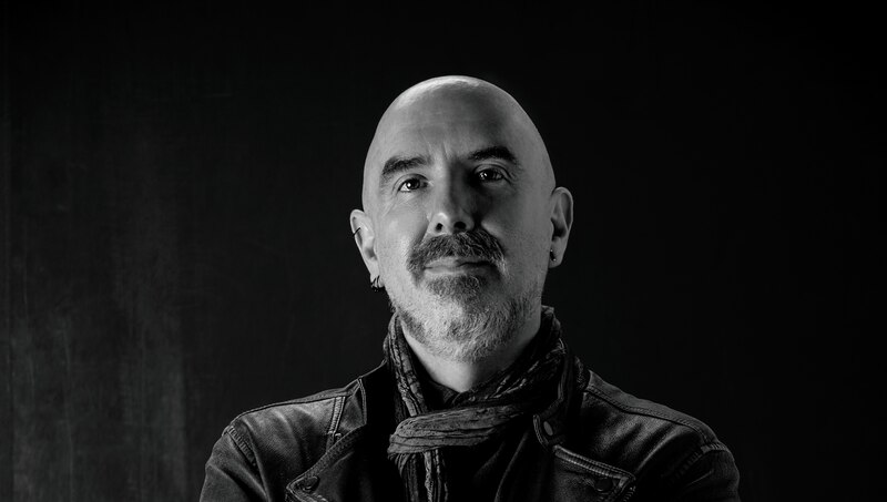 Retrato en blanco y negro de un hombre calvo con barba y bigote