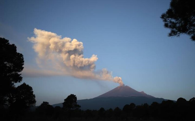 Volcán Popocatépetl en erupción